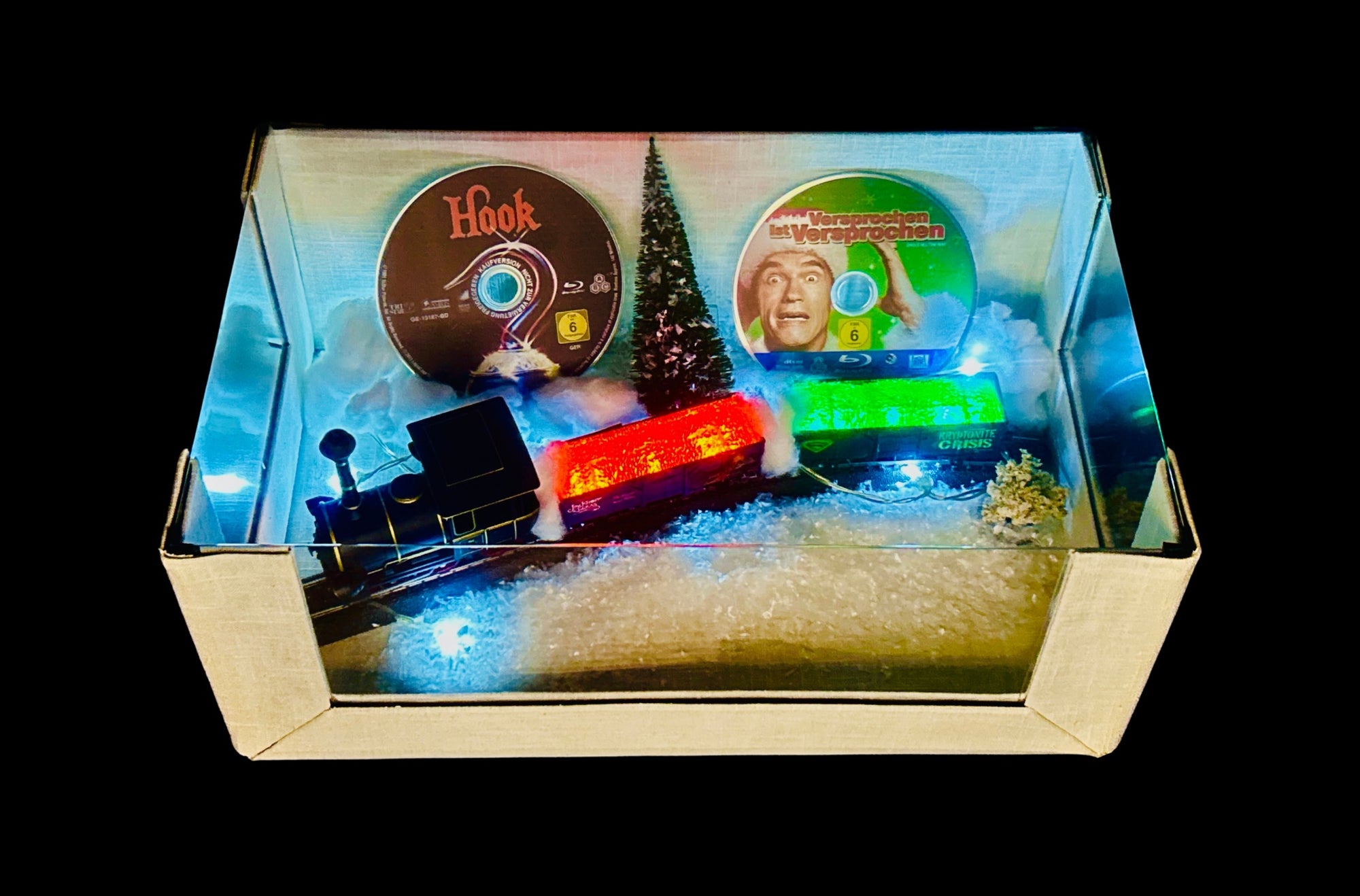 LE_MARCS_-_Foldable_Magnetic_Collector_Display_Showcase_-_Limited_Linen_Edition_-_Horizontal_Cover_-_Marklin_Model_Train_and_Movie_Collection_Christmas_Example_/_by_le-marcs.com